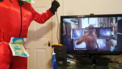 Koner1391 - gościu ponad 40 lat, a przebiera się w takie coś i pajacuje przed kamerą,...