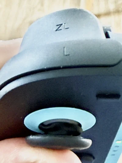 Rabusek - Wiecie że w nowych joyconach guma otaczającą gałkę potrafi wejść pod plasti...