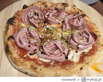 stanley88 - #pizza #gotujzwykopem 
Sos pomidory, dwa typy mozarelli, różyczki z morta...