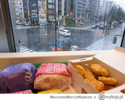 MecenasMarcinNajman - #przegryw chuop se zajada mcdonalds w ten deszczowy japonski dz...