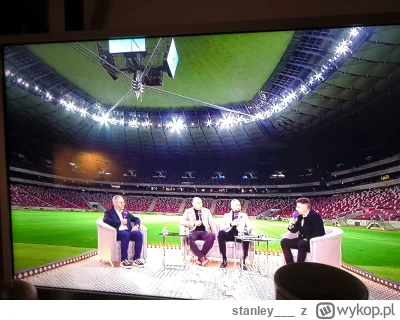 stanley___ - #mecz 

Czy to jest ekologiczne oświetlać cały stadion by czterech panów...