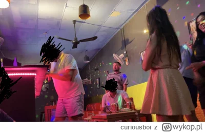 curiousboi - Posłuchaj mnie uważnie, jutro o 19:45 masz samolot do Siem Reap
Bilet wy...