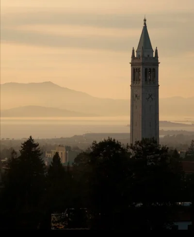 Loskamilos1 - Wieża Sather, wieża zegarowa zlokalizowana na terenie uniwersytetu w am...