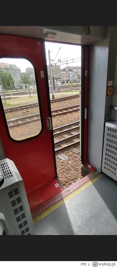 Pffl - Może i nie ma klimatyzacji, ale za to pociąg porusza się z otwartymi drzwiami ...