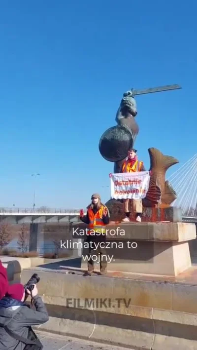 JulianGangol - Dwie aktywistki oblały farbą Warszawską Syrenkę z okazji dnia kobiet i...