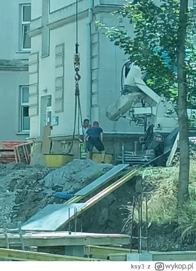 ksy3 - Po co mi kask, przecież dobrze podczepiłem 😎 #nowysacz #bhpfailure  #dzwig