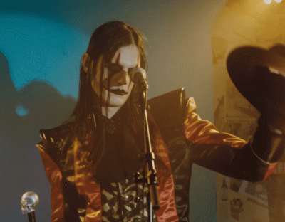 Umeraczyk - ANIOŁOWIE JEŚLI TYLKO SĄ
KRYJĄ SIĘ
W METALOWYCH BUNKRACH!