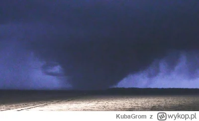 KubaGrom - Silne tornado podczas przechodzenia przez obszar Rolling Fork. Co najmniej...