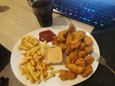teoretyk_peklunku - Huop nie znalazł kubełka KFC w Lidlu ale obiecałem sobie że zjem ...