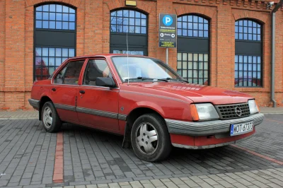 SonyKrokiet - @Palladyn400: lol, prędzej Carabo, bo ta 164 wygląda jak Opel Ascona XD