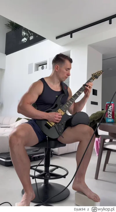 Djuk94 - Dobrze/średnio/słabo owcawk gra jak na 10 miesięcy nauki? 
#gitara #gitarael...