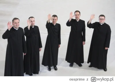 ossprime - @Turin89: Demon dżender! Kto to widzioł, żeby chopy w sukienkach chodziły!...