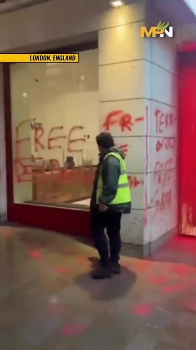 GandaIf - >W Londynie spryskano farbą wejście do biura włoskiej międzynarodowej firmy...