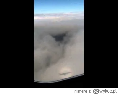 nilmerg - @smooker: wygląda na cień rzucany przez samolot który pewnie jest gdzieś da...