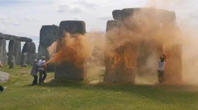 Tumurochir - Aktywiści klimatyczni z Just Stop Oil umazali farbą Stonehenge

Nie wiem...