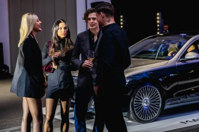 dziobnij2 - Oglądam sobie zdjęcia z mojego miasta, z premiery Maybacha. J----e oskark...