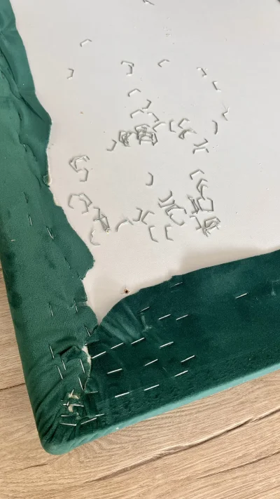 ciotkazameryki - Zdjęłam siedzisko żeby zmienić obicie, czy to jest normalne żeby daw...