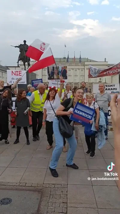 Bujak - @emasele: https://streamable.com/6j1svl