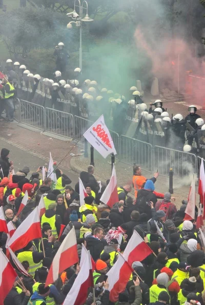 dom_perignon - Uśmiechnięta polska policja naparza  gazem w protestujących rolników. ...