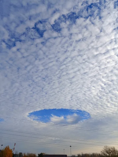 bladolux - Dziura w du... znaczy w chmurach ( ͡° ͜ʖ ͡°)

#zdjecia #natura #przyroda