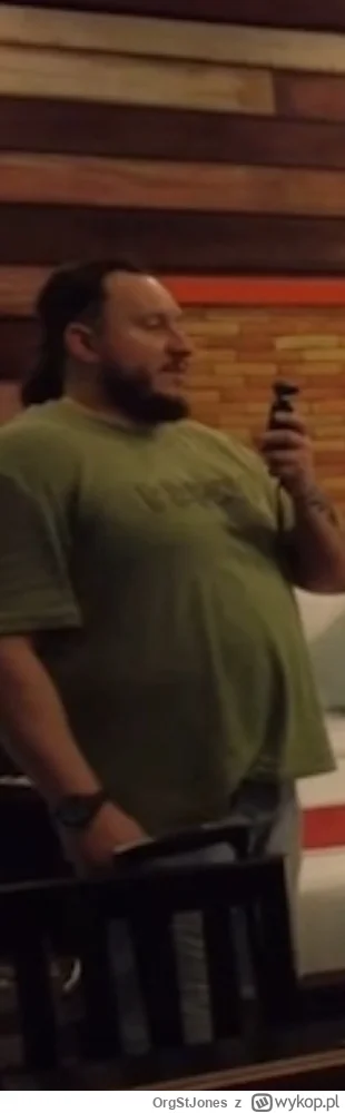 OrgStJones - Łoniak pokazywał ostatnio, że on umięśniony jest. Najlepiej wyrobioną pa...