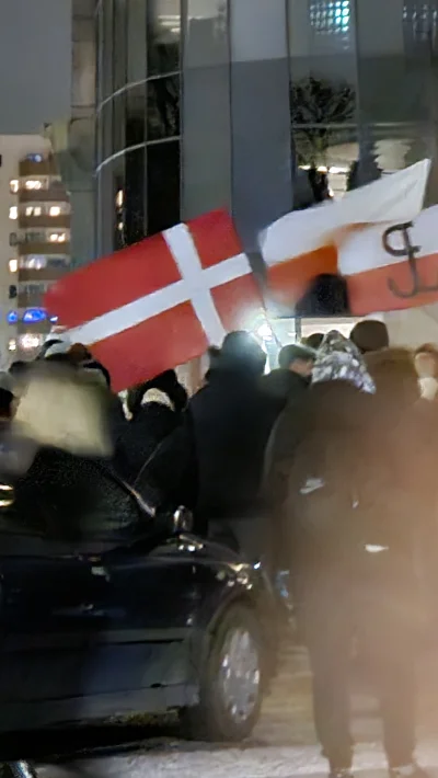 parapet235 - Ktoś pod TVP przyniósł flagę Danii xD. #tvpis