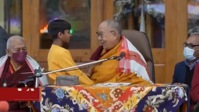 Tostownica - W Indiach Dalajlama (przywódca religijny) poprosił chłopca, by „wyssał s...