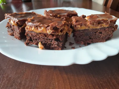 Ma_By - Brownie snickers.
Może i wyszło brzydsze, niż powinno, ale za to smakuje gorz...