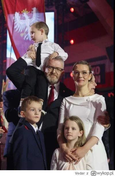 Vedar - stary odklejony dziadek ma piękną, młodą żonę polkę i grupkę dzieci... ehh......