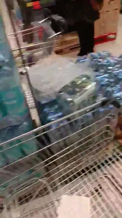 smutny_kojot - Fajn0p0lak moment ( ͡° ͜ʖ ͡°)

#bekazlewactwa #woda #butelki #kaucja #...