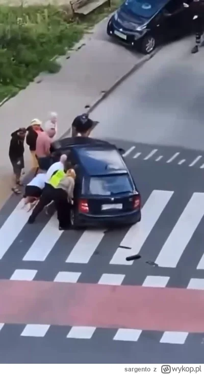 sargento - #samochody #kierowcy #rower 
W rowerzystkę będącą już na przejeździe uderz...