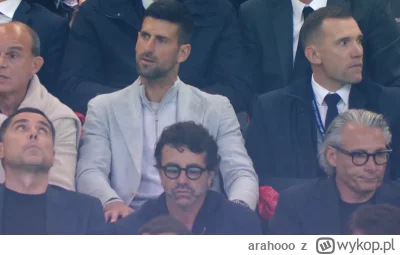 arahooo - #mecz Lewandowski na meczu, pierwszy raz go widzę z zarostem. I siedzi obok...