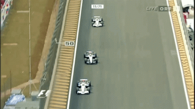 JatuArmy - #f1 #kubica O właśnie widzieliśmy to jeszcze raz... POMPKNĄŁ OBOK NICH JAK...