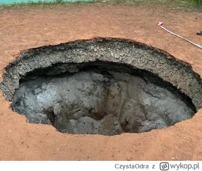 CzystaOdra - W Trzebini pojawiło się zapadlisko na korcie tenisowym, o głębokości ok....