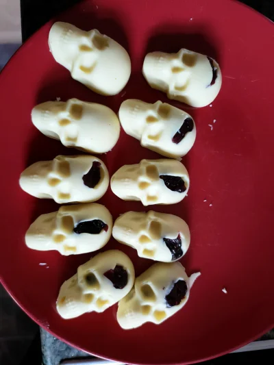 Tu-mleko - Zrobiłam na próbę na Halloween takie czaszki z białej czekolady i żurawiny...