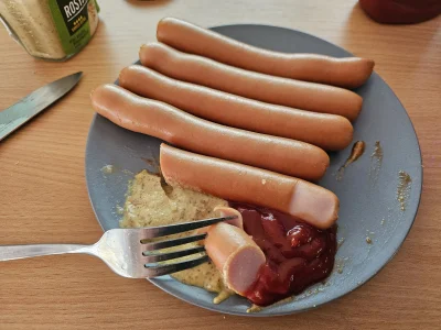 staryhuop0 - #przegryw #jedzzwykopem #foodporn
Huop typu parówkozaur.
( ͡° ͜ʖ ͡°)