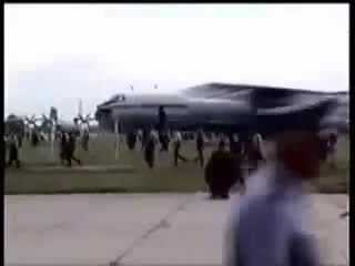 myk-myk-myk - dobrze, że się nie wpiertolił w ludzi na #airshow, z drugiej strony nie...