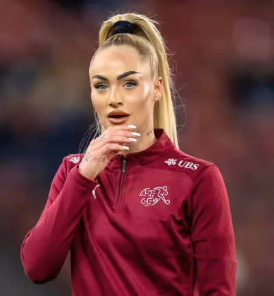 APOLL0 - @Megalomamia: wygląda nieironicznie jak kasjerka w żabce lub biedronce lub 
...