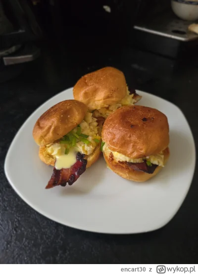 encart30 - Grillowane mini bułeczki maślane, ser, jajecznica, bekon, szczypiorek i so...