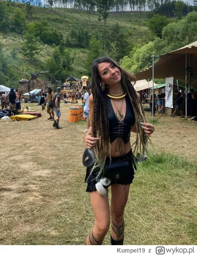 Kumpel19 - Dziewczyna którą dzikusy z hamasu wozili pickupem i opluwali to 20-letnia ...