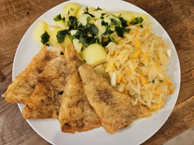 synadama - #gotujzwykopem 

Halibut. Surówka z kiszonej kapusty własnej roboty - z ja...