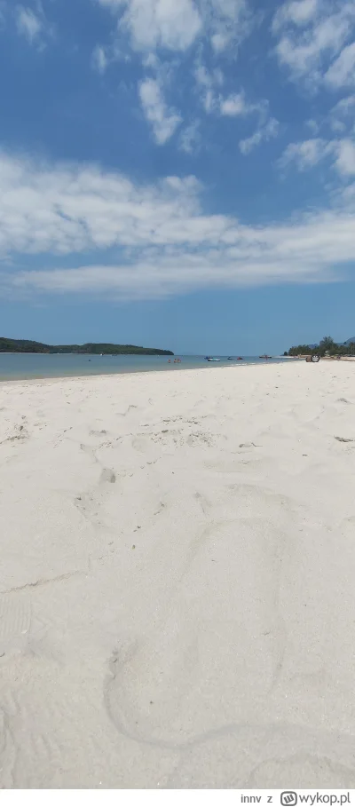 innv - Jest chwilę po 12 w południe a ja się smażę w 33 stopniowym upale na plaży w M...