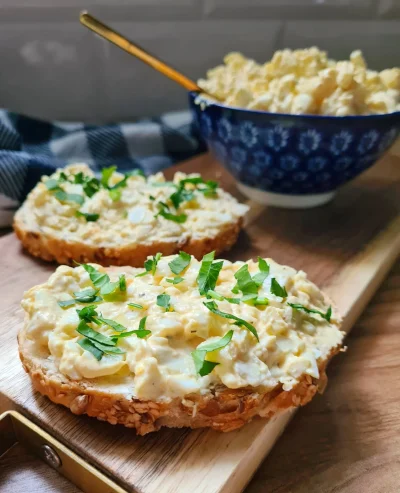 Alzena - Weekendowe śniadanie - pasta jajeczna ze świeżym pieczywem 🥚

#gotujzwykope...