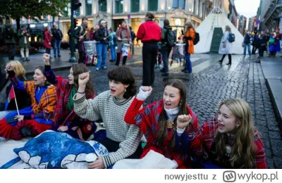 nowyjesttu - Protesty Lapończyków w Oslo (2023 r.) przeciwko farmom wiartowym stawian...