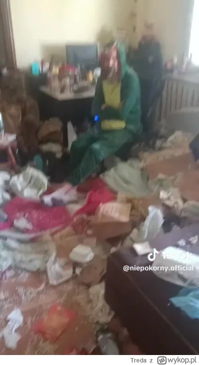 Treda - Zdjęcie uszkodzenia domu raszejskiego po upadku drona. W tle załamany właścic...