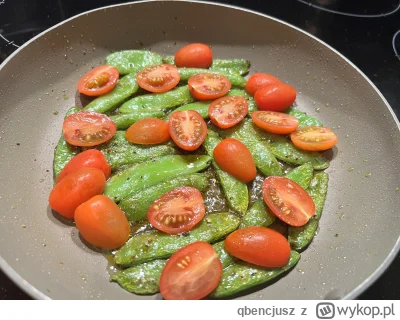 qbencjusz - groszek cukrowy z pomidorkami skropiony oliwą chilli 

#bezprzepisu
#gotu...