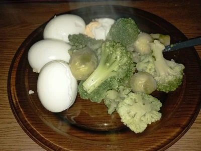 WirtuozPrzegrywu - #przegryw dziś na śniadanie 4 jajka z brokułami i brukselką i odra...