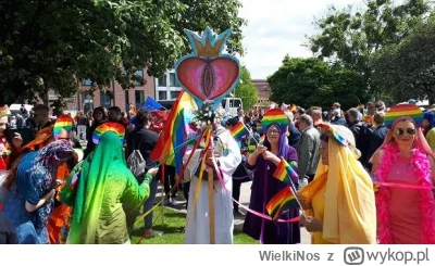 WielkiNos - @PanMaglev Czy oni muszą się tak obnosić? Ja jestem tolerancyjna, ale jak...