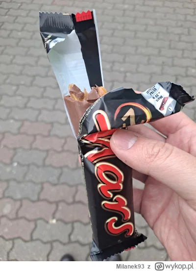 Milanek93 - Jem sobie Marsa. Trochę wygląda jak scat.
#przegryw #jedzzwykopem