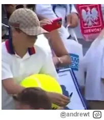 andrewt - @Dawidi: Bananowe towarzystwo, czego się spodziewałeś? Synalek w czapeczce ...